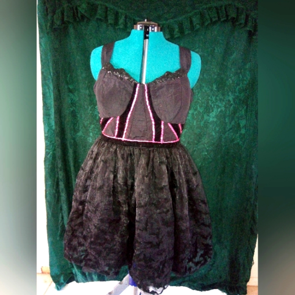 Black short skirt dress with pink ascents